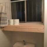 トイレ空きスペースを活用した棚です