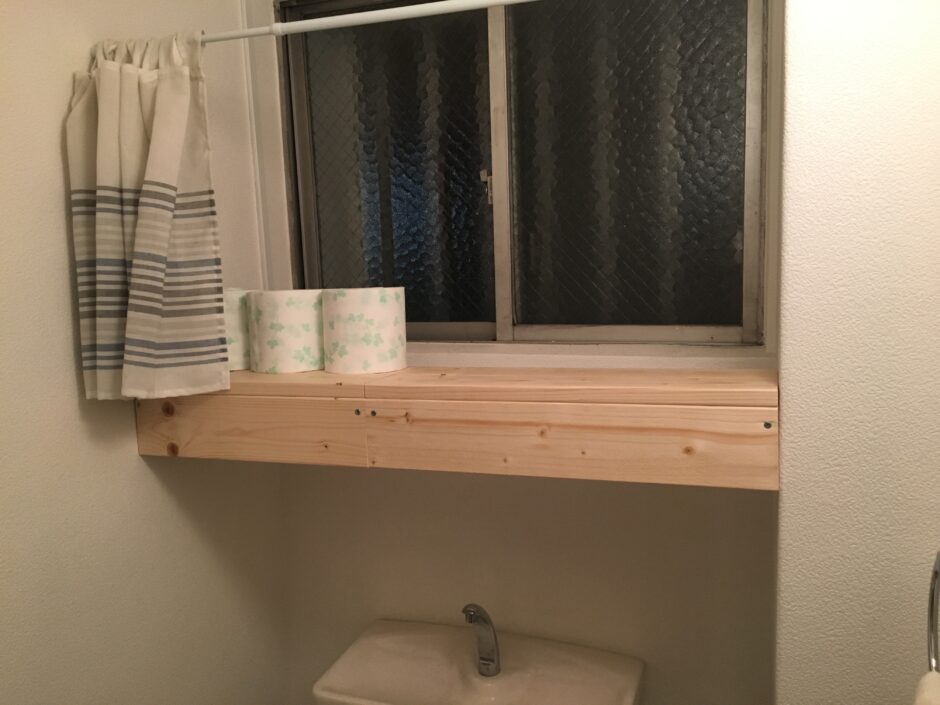 トイレ空きスペースを活用した棚です